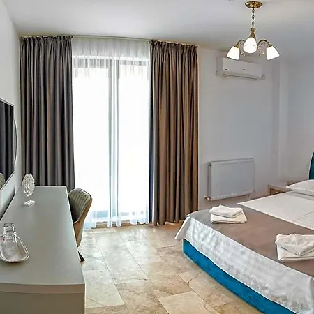 Hotel Roca Del Mar